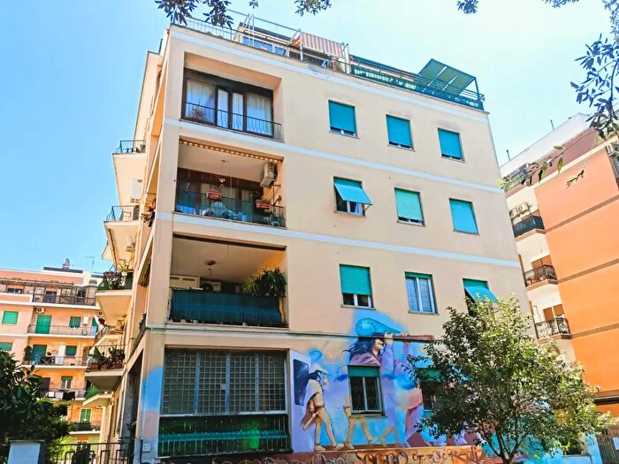 Appartamento trilocale in vendita in Via Capo Spartivento, Roma