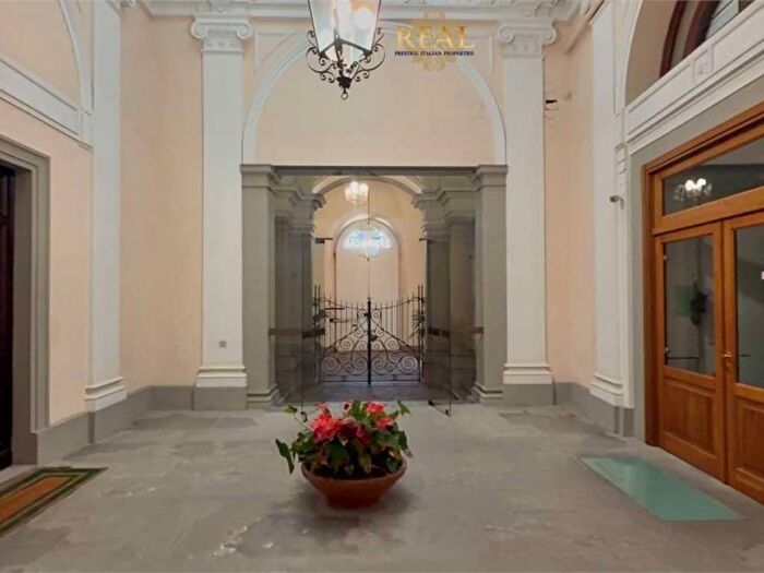 Appartamento trilocale in affitto in Borgo Ognissanti Il Prato, Firenze