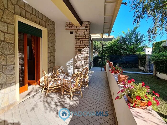 Casa con 6 locali in vendita in Piazza Caduti, Abano Terme