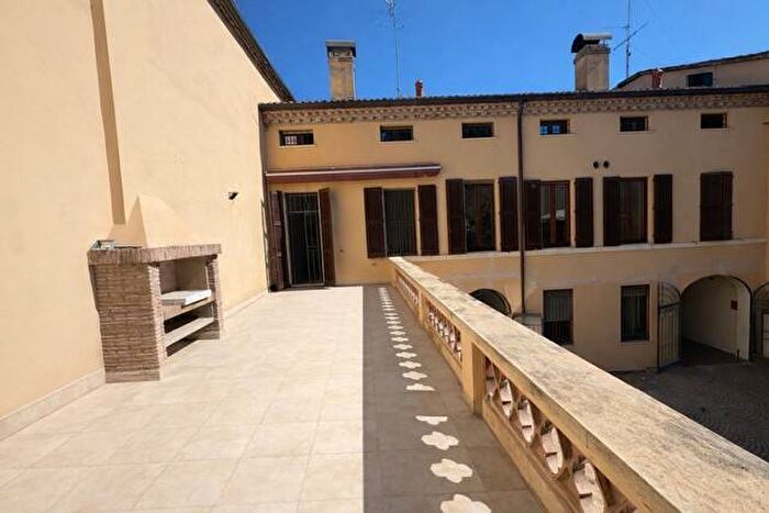 Appartamento trilocale in affitto in Centro Storico, Ferrara