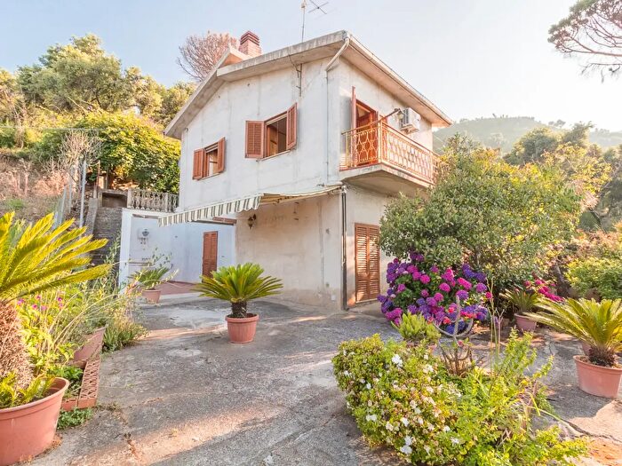 Casa con 6 locali in vendita in Strada Ferla, Cefalu