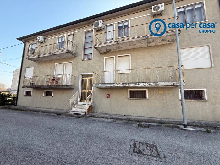 Appartamento trilocale in affitto in Via Carravieri, Centro, Crespino