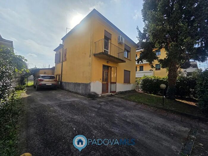 Casa trilocale in vendita in Via Perosi, Padova