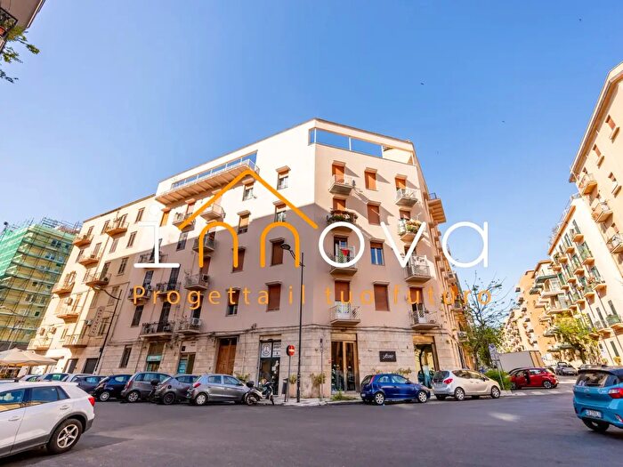 Appartamento quadrilocale in vendita in Via Francesco Petrarca, Palermo
