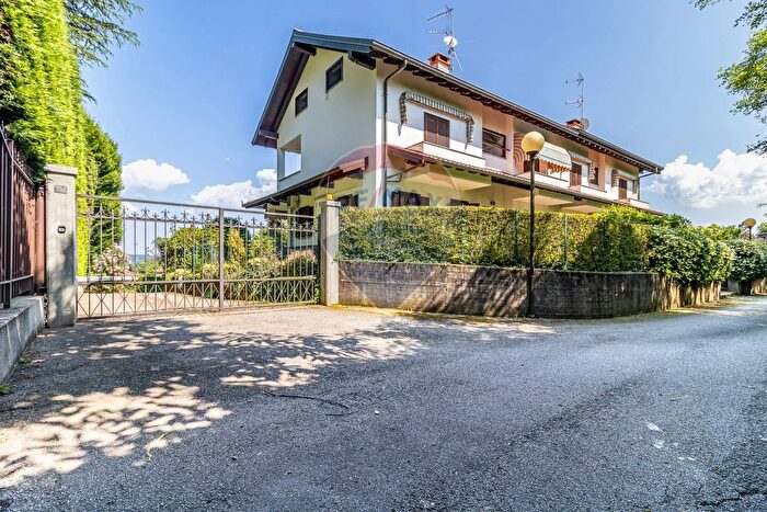 Casa con 5 locali in vendita in Via Don Giancarlo Rolando a, Oleggio Castello