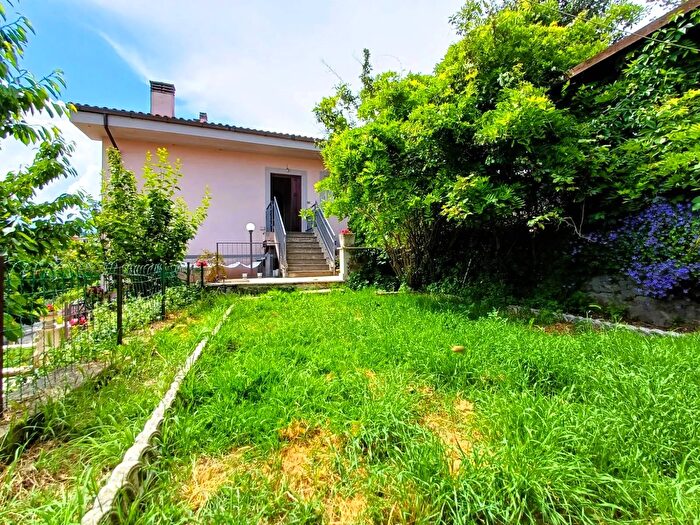 Appartamento con 5 locali in vendita in Viale XXV Aprile, Caprarola