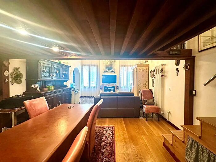 Appartamento con 8 locali in vendita in Campo San Cassiano, Venezia