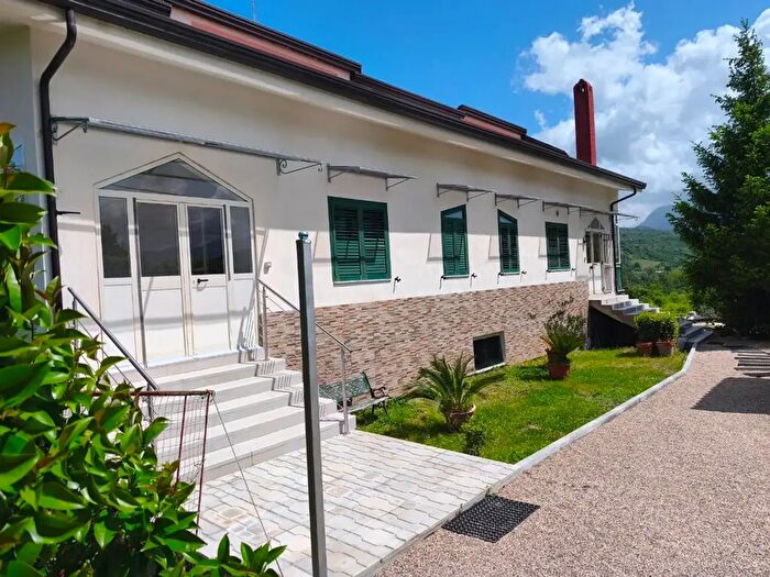 Casa con 20 locali in vendita in Contrada Fiego Basso Loc Tufara, Montesarchio