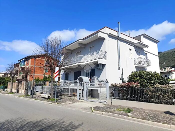 Appartamento con 5 locali in vendita in Via Ferdinando ° dAragona, Santa Maria A Vico