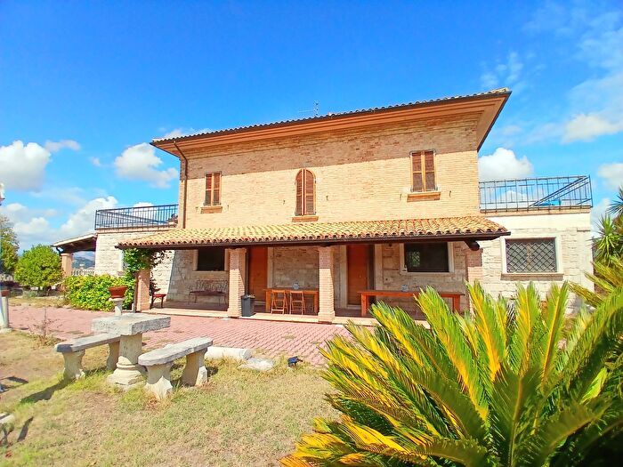 Casa con 10 locali in vendita in Ancarano