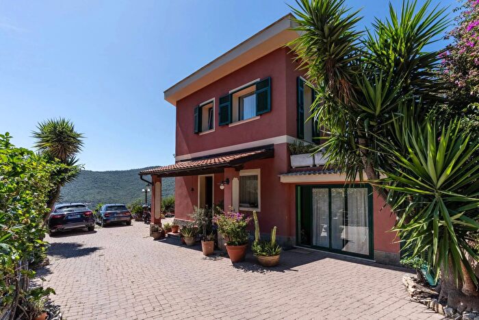 Casa con 7 locali in vendita in Via San Bernardo, Andora