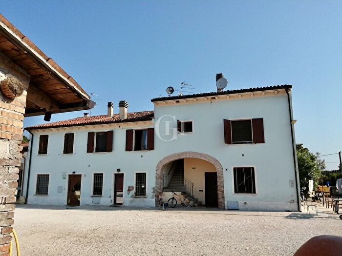 Casa con 16 locali in vendita in Via Borgo Tirolo a, Volta Mantovana