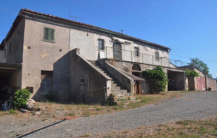 Casa con 15 locali in vendita in Montecatini Val Di Cecina