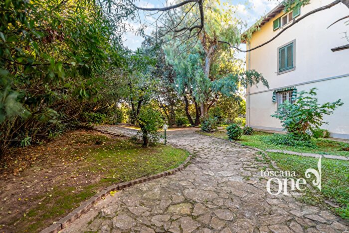 Casa con 6 locali in vendita in Viale dAntignano, Livorno