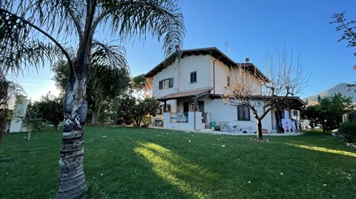 Casa con 9 locali in vendita in Via Ponte Gagliardo Fondi SemiCentro, Fondi