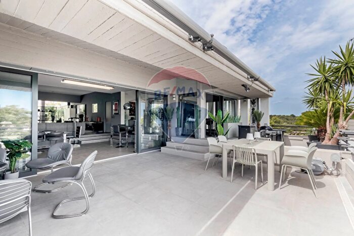 Appartamento con 8 locali in vendita in Via Calalzo, Roma