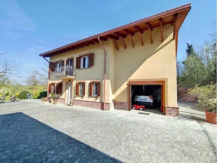 Casa con 8 locali in vendita in Alessandria