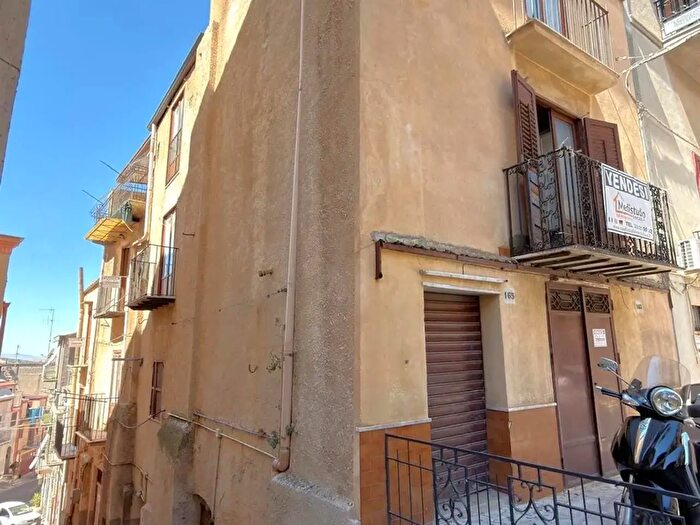 Casa con 13 locali in vendita in Corleone