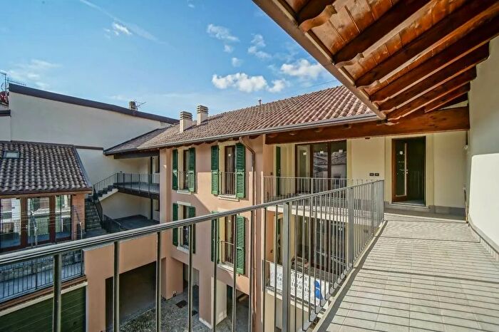 Appartamento trilocale in vendita in Via SantAntonio Brivio, Brivio