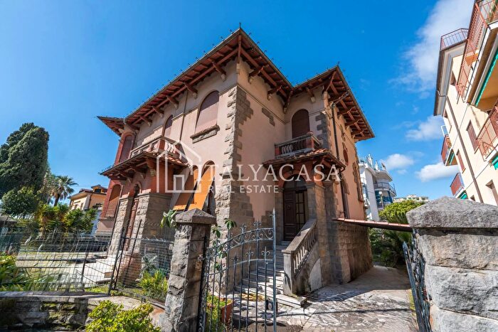 Appartamento quadrilocale in vendita in Via Marinella, Sanremo