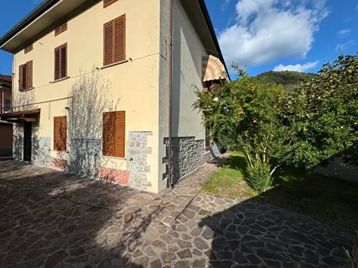 Casa con 10 locali in vendita in Via del Bisenzio, Vernio