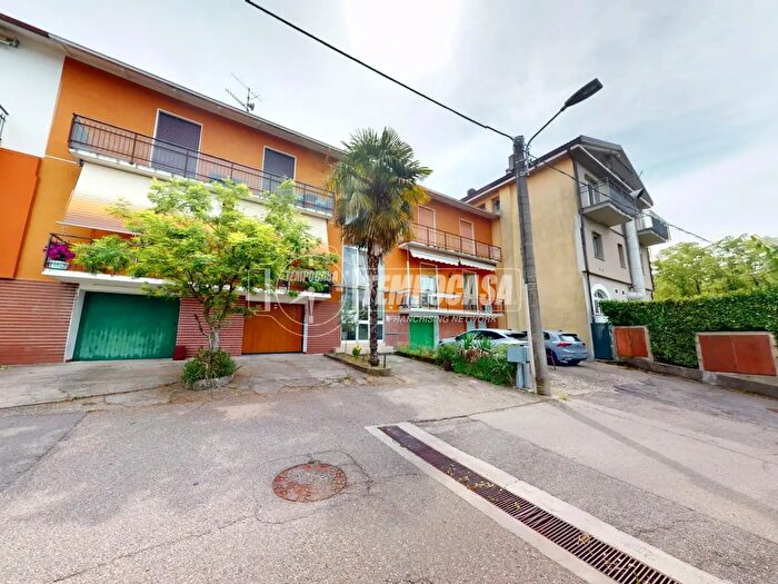 Appartamento trilocale in vendita in Via Vignalunga, Malnate
