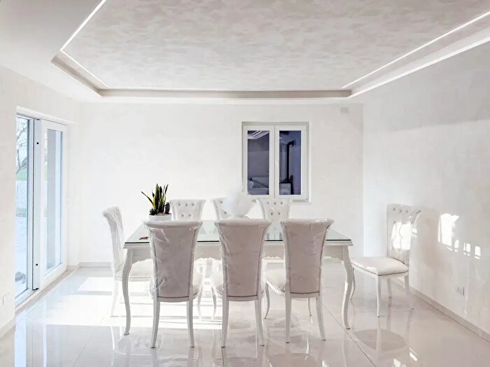 Casa quadrilocale in vendita in Via Trieste, Trevignano