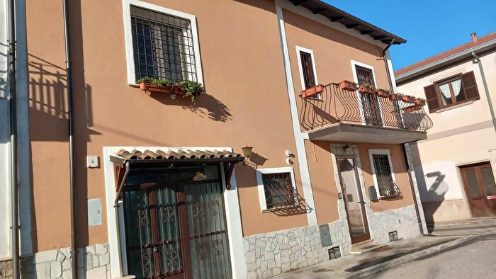 Casa con 9 locali in vendita in Magliano De' Marsi