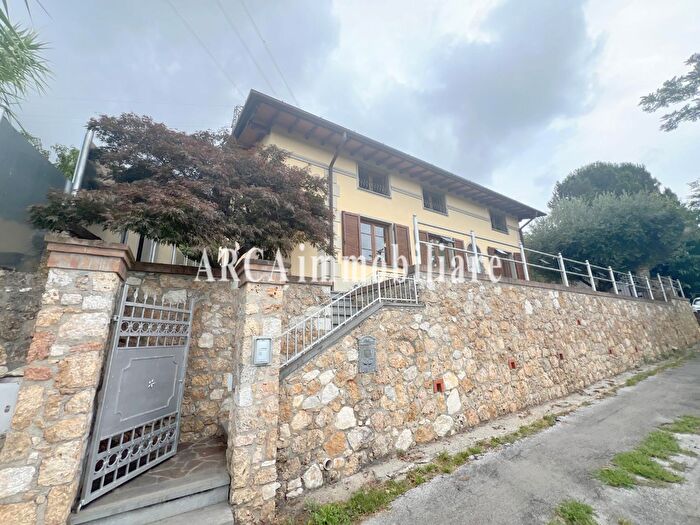 Casa con 8 locali in vendita in Pietrasanta