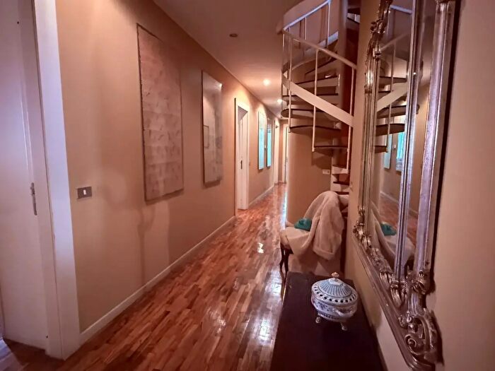 Appartamento con 5 locali in vendita in Via Borghetto, Piacenza