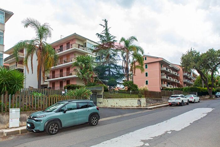 Appartamento con 8 locali in vendita in Via Giuseppe Leonardi, Aci Catena