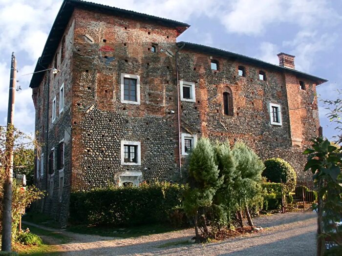 Casa con 10 locali in vendita in Via XXV Aprile, Castelletto Cervo