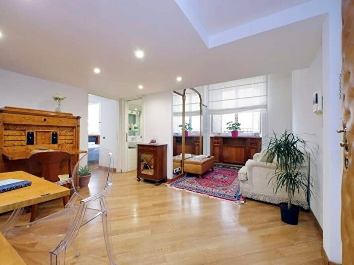 Appartamento bilocale in affitto in Via di San Nicola da Tolentino, Barberini, Roma