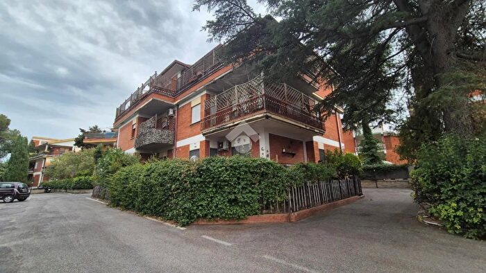 Appartamento quadrilocale in vendita in Via di Valle Alessandra, Roma