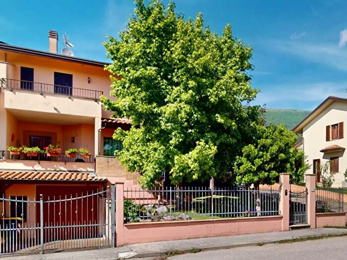 Casa quadrilocale in vendita in Via dei Melograni, Spello