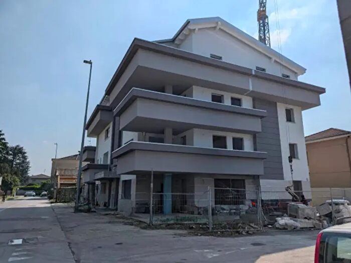 Appartamento con 5 locali in vendita in Via Fratelli Signorelli No Number, Garbagnate Milanese