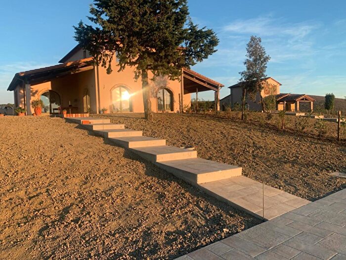 Casa con 5 locali in vendita in Lajatico