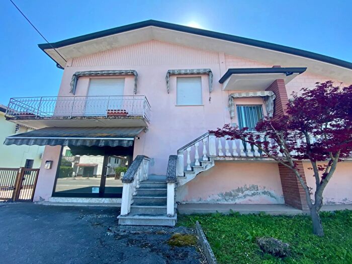 Casa con 5 locali in vendita in Via Stradona Snc, Merlara