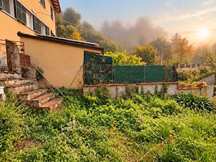 Casa con 9 locali in vendita in Luni