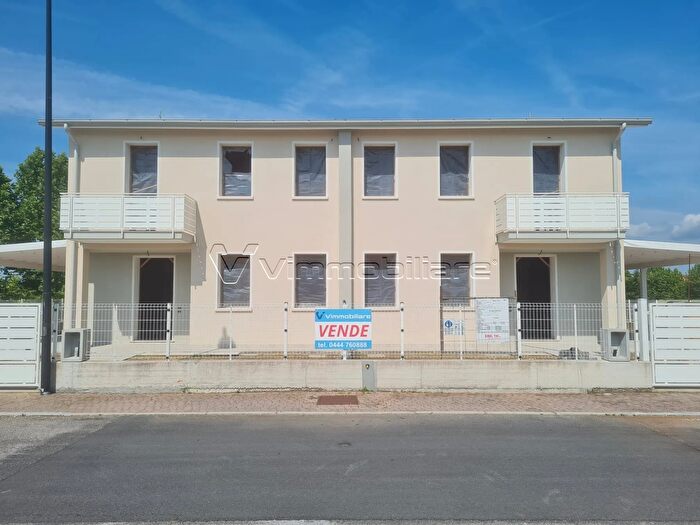 Casa con 5 locali in vendita in Via degli Alpini Sn, Albettone