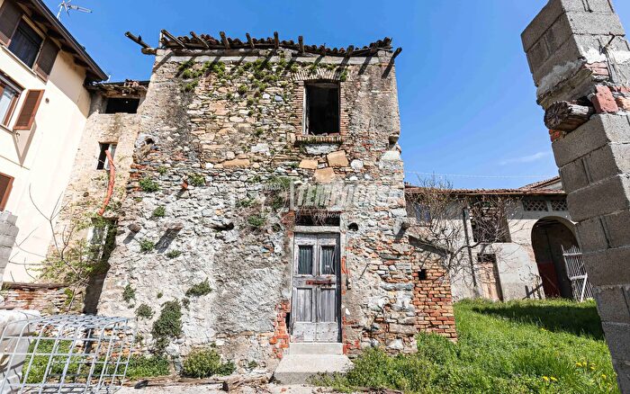 Casa con 8 locali in vendita in Via XXIV Maggio, Rogeno