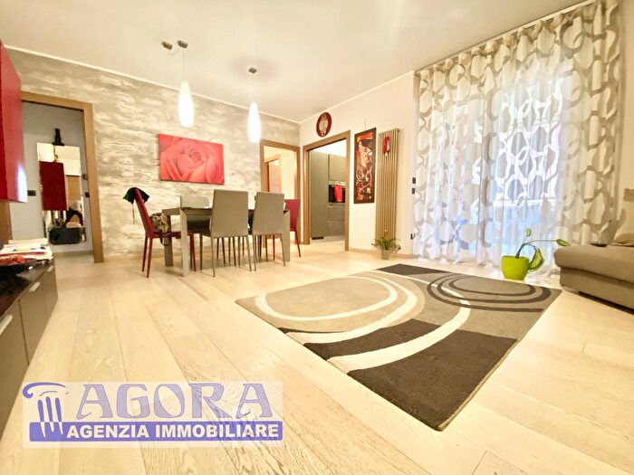 Appartamento con 5 locali in vendita in Latina