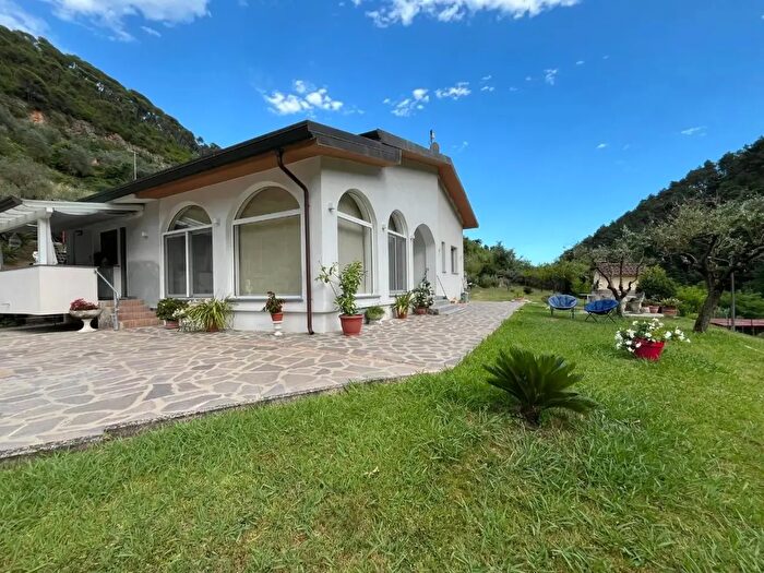 Casa con 7 locali in vendita in Massa