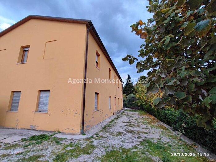 Appartamento con 8 locali in vendita in Via Cà Cartolaro, Urbino