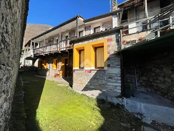 Appartamento quadrilocale in vendita in Via Santa Maria, Revine Lago