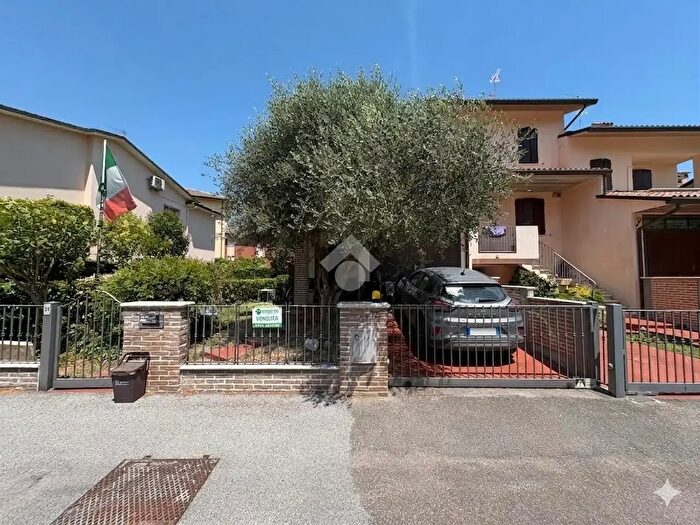 Casa con 5 locali in vendita in Via Caprera, Ravenna