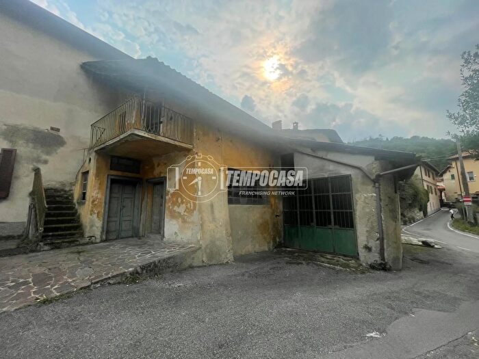 Casa con 6 locali in vendita in Via Parrocchiale Arlate, Calco