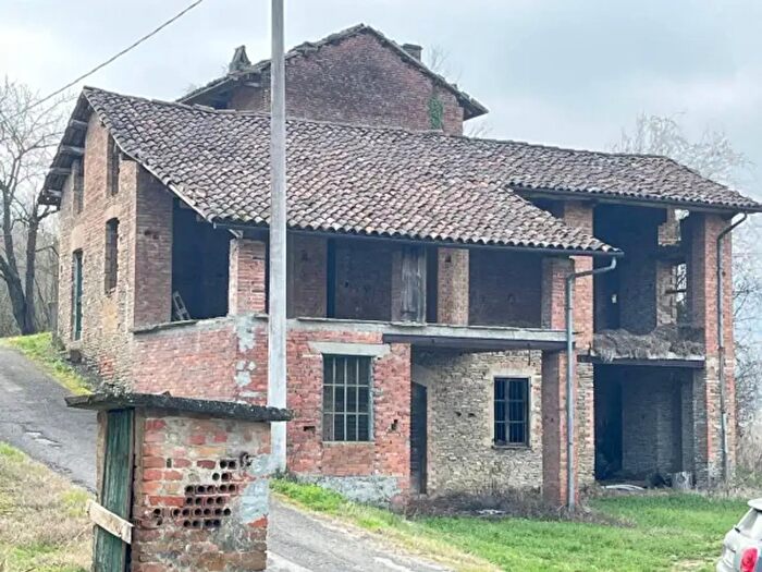 Casa con 6 locali in vendita in Corso della Libertà, Canelli