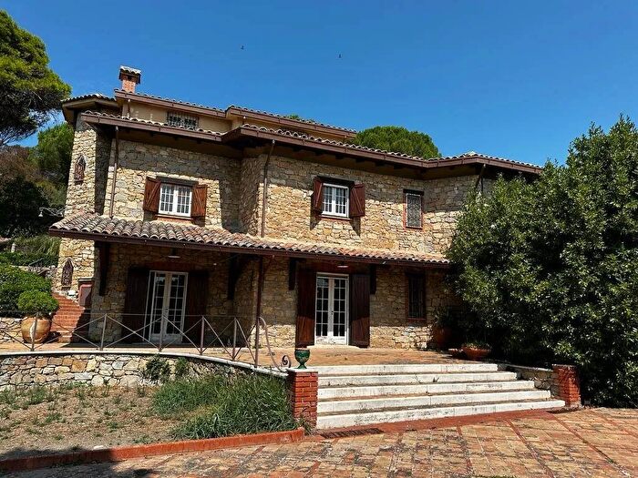 Casa con 6 locali in vendita in Viale Luigi Monaco Caltanissetta, Caltanissetta