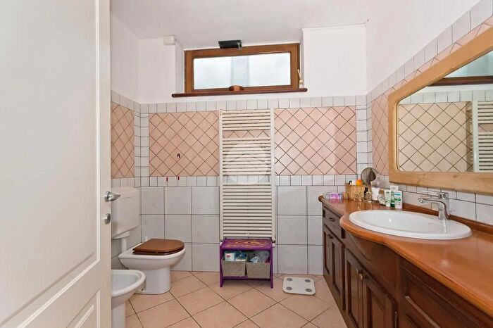 Casa con 8 locali in vendita in Str Orti, Bra